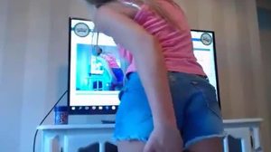 少女在独奏视频中用玩具取悦自己