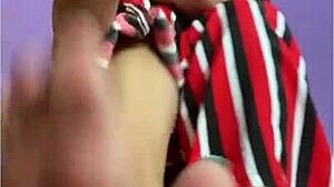 एक रूसी मिल्फ का एक्सक्लूसिव वीडियो जिसमें वह खुद को उंगलियों से उत्तेजित करती हुई दिखाई देती है