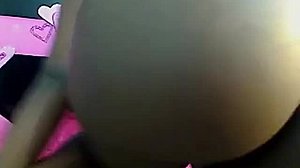 אישה שחורה עם חזה גדול מפנקת את עצמה עם צעצועי מין אנאליים