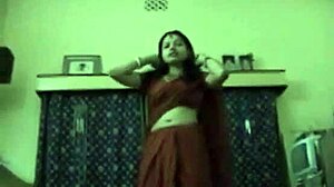 和:印度业余女孩的第一次色情视频