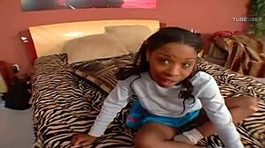 Afriška najstnica Skylar Dupree raztegne svojo ritko