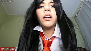 智利色情女演员Incognita在业余色情片中展示她的白色股和黑色头发