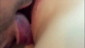 Un couple amateur se fait lécher la chatte et se masturbe