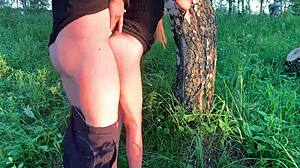 Echt amateur stel heeft ruwe seks in het bos met cumshot op de kont