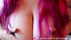 Dikke en mooie alternatieve meid kleedt zich uit en masturbeert op webcam