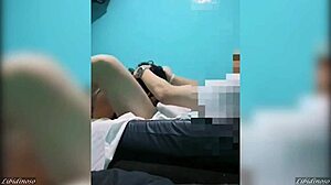 Pareja amateur decide divertirse en la habitación con una latina caliente