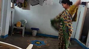 Amaterski indijski par uživa v seksu na prostem v visoki ločljivosti