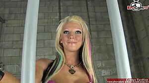O blondă de 18 ani cu sânii mici este futută tare într-o celulă de închisoare