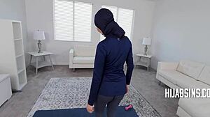 Muslimanska tinejdžerka uhvaćena je dok vara svog trenera i kažnjena