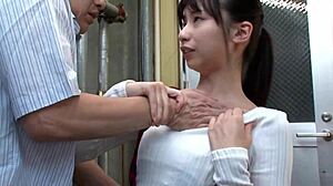 작은 가슴과 흐르는 브래지어를 가진 감각적인 일본 소녀가 엿 먹는다