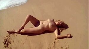 Nudisten-Strand-Babe wird nackt und nackt