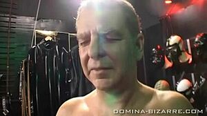 Stăpâna îmbrăcată în latex își domină sclavul în video fetish