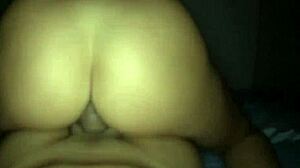 Chica caliente se folla duro en un video porno para adultos