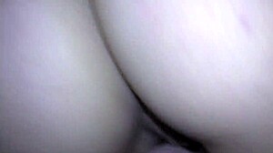 一个女孩紧的阴道被一根大拉伸的POV视频