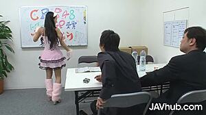 Japansk tonåring Ren Azumi får sina små bröst sugda och knullade av två lärare