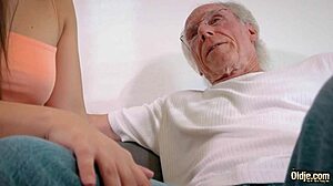 Fisse-spisning og deepthroat-action i denne bedstefar og teenagepige video