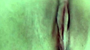 O tânără drăguță cu gaură îngustă se bucură de masturbare și ejaculare