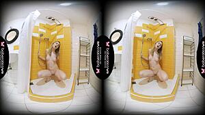 נערה בלונדינית מתאוננת בחדר האמבטיה של VR