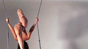 Naakte gymnast Kim Nadara laat haar flexibiliteit en hete lichaam zien