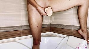 Кафява красавица използва дилдо, за да достигне оргазъм в банята