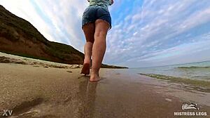 让我引导你在海滩上享受我的赤脚冒险