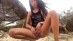 18岁的俄罗斯女孩在海滩上被抓到湿润的阴户