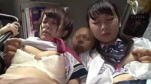 Wanita Jepang amatir dalam kostum memberikan handjob dan mendapatkan sperma di wajah mereka