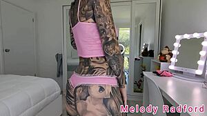 性感游戏女孩Melody Radford穿着比基尼展示她的大奶子