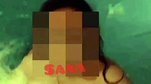 印度妻子萨娜在游泳池里炫耀自己的身体,这是一部私人视频
