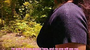 Kudrnatá brunetka si dává pauzu na čůrání v lese