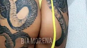 巴西纹身美女在感性视频中炫耀自己的身体