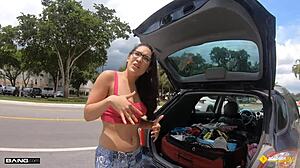 Amateur brunette neukt in een garage om haar auto te laten repareren
