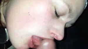 Polna najstnica izvaja oralni seks in prejme izliv v usta