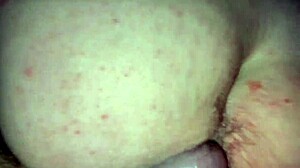 ¡Esposa amateur disfruta de su primera experiencia anal y muestra sus atributos!