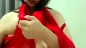 Pertunjukan camshow Selvianas menampilkan gadis berpayudara besar Indonesia