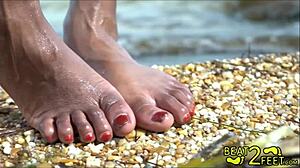 Fiatal és perverz tini lábai nedvesek a strandon