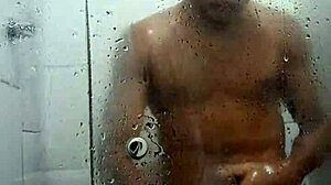 Mladý gay amatér si užívá venkovní sex a sprchování masturbace