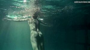 Tsjekkisk skjønnhet Lozhkova nyter en solo bassengøkt med avslørende badetøy