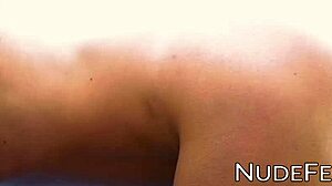 Vacker babe med naturliga bröst retas i erotisk video vid poolen