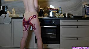Milfka s tetováním chobotnice na zadku vaří a dráždí