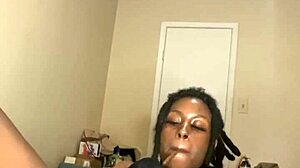 MILF negra se masturba com um dildo e fuma