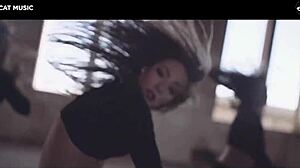 罗马尼亚少女在性感的音乐视频中用巨大的屁股跳舞
