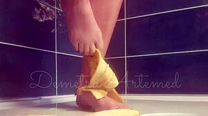 欧洲足交视频,特色是小趾美女用脚踩香蕉
