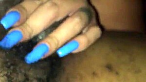 Kakak tiri yang penasaran mengeksplorasi kenikmatan anal dengan kontol hitam besar