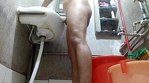 Remaja India mendapat urutan kaki sensual dan mandi sebelum melakukan seks