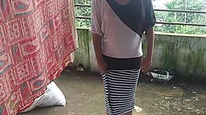 Liderlig indisk husmor knepper sin nabos datter i doggystyle