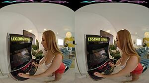 体验虚拟现实的快感,Vrallures诱惑性地邀请她进入自己的个人游戏空间