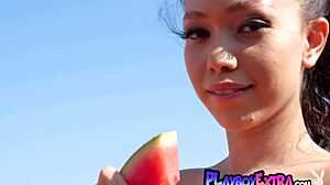 Asiatisk skönhet Kit Rysha klär av sig och njuter av en läcker frukt utomhus
