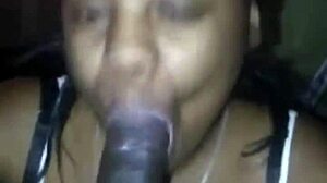 Črnec dobi oralni seks na klopi