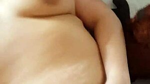 Amateur babe geeft een handjob en krijgt sperma op haar tieten